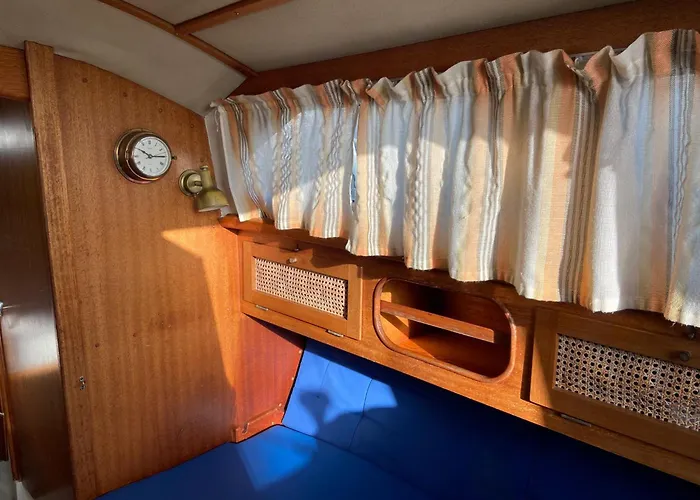 Botel Barco Expo C49 *